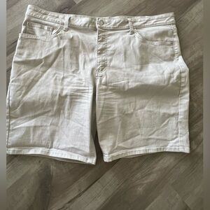 Lee Women's Light Cream Bermudas
